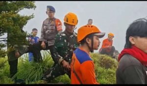 Medan Berat dan Cuaca Ekstrem, Brimob Tetap Maksimalkan Pencarian Pesawat ATR