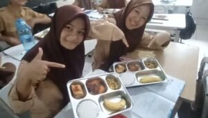 Bupati Maros Tinjau Langsung Program Makan Bergizi Gratis di SMPN 2 Maros