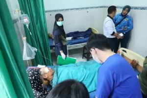 TNI AL Sigap Tangani Korban Kebakaran Kapal Rismawati Indah di Makassar