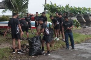 Prajurit Satrol Kodaeral VI Makassar Pimpin Aksi Bersih Pantai, Wujudkan Lingkungan Pesisir Sehat dan Nyaman