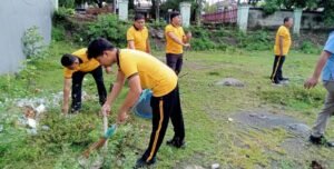 Dukung Arahan Presiden, Polres Soppeng Gelar Kerja Bakti Bersihkan Taman Gapis
