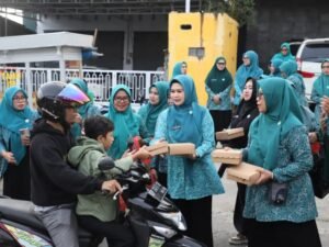 AMALIYAH RAMADAN TP PKK PAREPARE: TEBAR TAKJIL KE MASYARAKAT, PERERAT SILATURAHMI DAN SOLIDITAS KADER