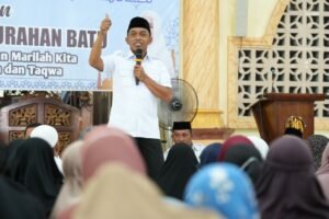 Bupati Sidrap Serahkan Zakat dan Sedekah di Pitu Riase, Ajak Warga Belanja dan Putar Uang di Daerah