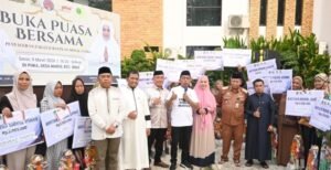 Bupati Sidrap Hadiri Buka Puasa Bersama di Desa Mario, Serahkan Bantuan Sembako dan Modal Usaha