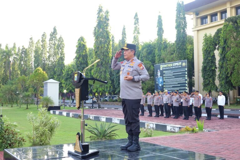 Kapolda Sulsel Pimpin Apel Gabungan dan Berikan Penghargaan kepada Personel Berprestasi