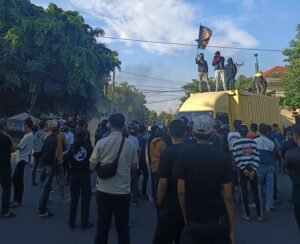 Ratusan Massa The Legend 120 Duduki Kantor Bupati Gowa, Tuntut Copot Dirut RSUD Syekh Yusuf