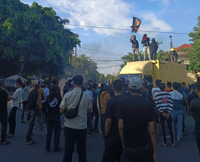 Ratusan Massa The Legend 120 Duduki Kantor Bupati Gowa, Tuntut Copot Dirut RSUD Syekh Yusuf